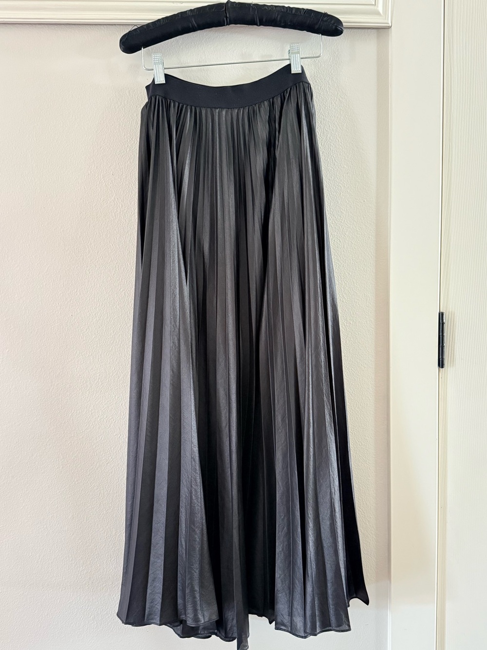 BCBGMAXAZRIA Dallin black  pleated maxi skirt size XXS.